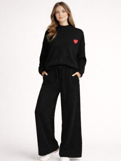 Crni trikotazni komplet sa detaljem srca